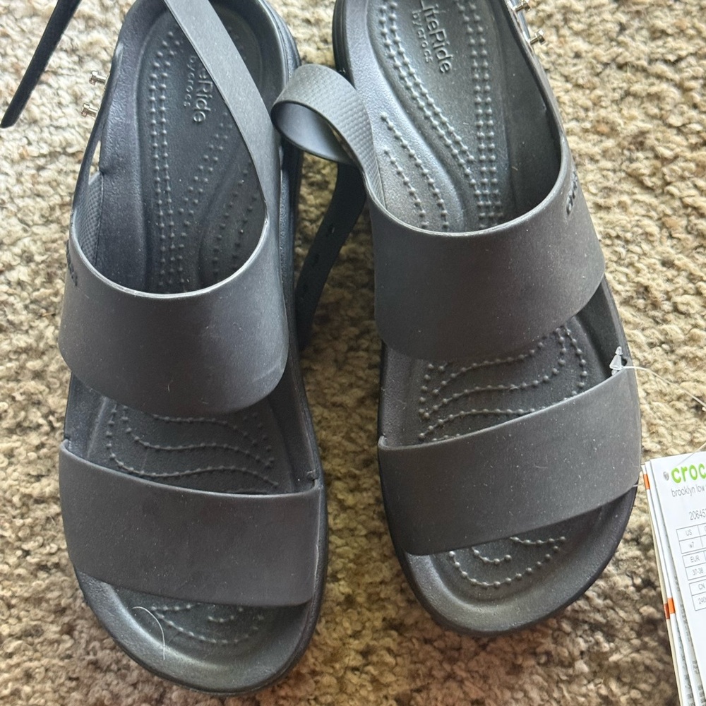 Crocs Brooklyn Low wedge- NWT- size 7